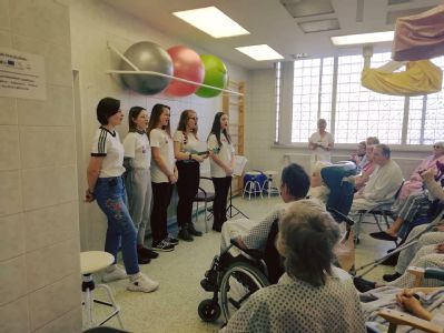Studenti střední zdravotnické školy rozveselili seniory v Nemocnici Český Těšín