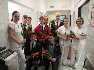 Studenti zdravotní školy obdarovali ženy v Nemocnici Český Těšín