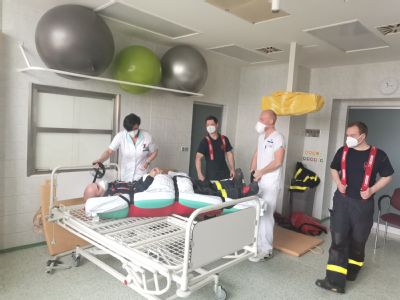 Neublížit pacientovi ani sobě. Odborníci z Nemocnice AGEL Český Těšín poradili hasičům, jak manipulovat s nemohoucími či extrémně obézními