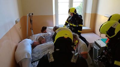 Cvičný zásah hasičů v Nemocnici AGEL Český Těšín prověřil také evakuaci pacientů