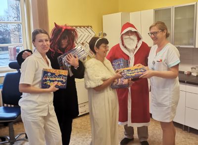 Za pacienty Nemocnice AGEL Český Těšín dorazil Mikuláš, přinesl dárečky, ale také úsměvy na tváři